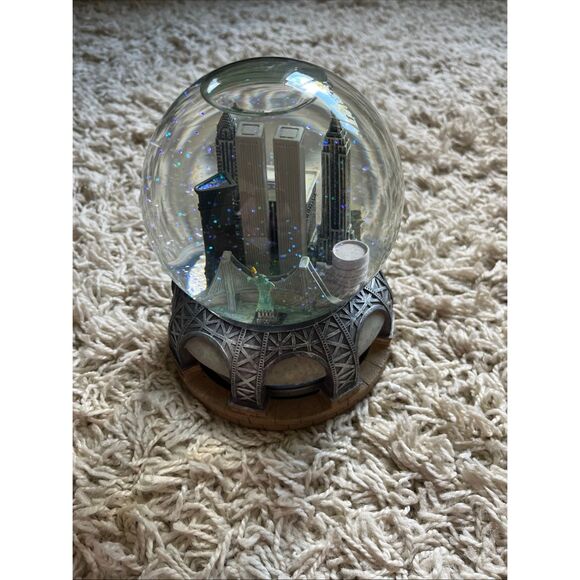Vintage Bloomingdale's NYC Pre 9/11 Twin Towers Musical/Revolving Snow Globe - Picture 1 of 11